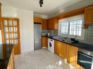 Kuchyň nebo kuchyňský kout v ubytování Sunny 2 bedroom flat in Engomi