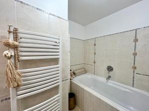 Koupelna v ubytování Chambre & jardin I tram Grenoble Nord St Egreve + 11 fotografií