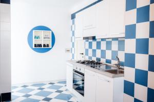 cocina con azulejos azules y blancos y fregadero en Villa SognoSalento, en Porto Cesareo 8 fotos más