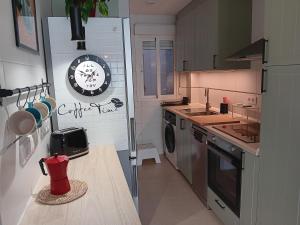 アギラスにあるApartamento en Águilasのキッチン(カウンター、壁掛け時計付) +10枚の写真