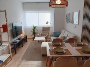アギラスにあるApartamento en Águilasのソファとテーブルのあるリビングルーム