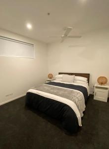 Modern Quiet 1 & 2 Bed Apt Opposite Albert Park 객실 침대