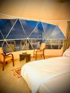 een kamer met een bed en een balkon op een schip bij Wadi Rum Desert Bedouins in Wadi Rum +121 foto's