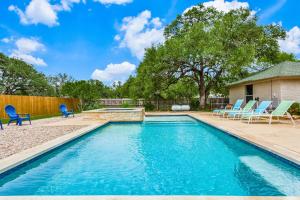 Fotografie z fotogalerie ubytování Spacious 5 BDRM Home Mins to Wineries with Private Pool and Hot Tub! v destinaci Johnson City