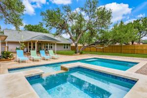 Fotografie z fotogalerie ubytování Spacious 5 BDRM Home Mins to Wineries with Private Pool and Hot Tub! v destinaci Johnson City