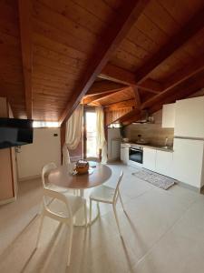 Η κουζίνα ή μικρή κουζίνα στο Vesux Apartments