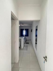 an empty hallway with a hallway leading to a room at Pousada PÍER 22 in Caraguatatuba