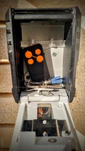 ein elektronisches Gerät mit orangefarbenen Controllern in einer Box in der Unterkunft Hello Piles Beach Javier in Piles