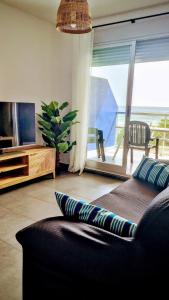 ein Wohnzimmer mit Couch und großem Fenster in der Unterkunft Hello Piles Beach Javier in Piles + 39 Fotos