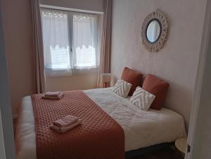 ein Schlafzimmer mit einem Bett mit zwei Handtüchern darauf in der Unterkunft Les meublés de Louis-Marie, 2 appartements indépendants pour 4 personnes, 8 personnes au total, proche du Puy du Fou in Saint-Amand-sur-Sèvre