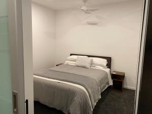 Modern Quiet 1 & 2 Bed Apt Opposite Albert Park 객실 침대