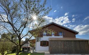 Το κτήριο όπου στεγάζεται  η παραθεριστική κατοικία