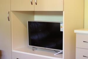 TV a/nebo společenská místnost v ubytování Vila Bajrami