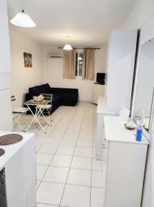 Kuchyňa alebo kuchynka v ubytovaní Annas house + 12 fotografií