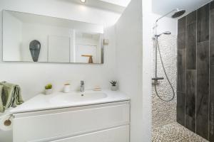 Ένα μπάνιο στο Logement Ti Gabriel