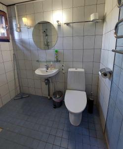 łazienka z toaletą i umywalką w obiekcie Cronin's Guesthouse B&B w mieście Heinola