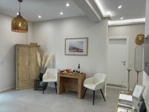 a living room with a table and two chairs at EvA OMMM in Limenas