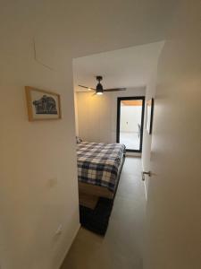 a bedroom with a bed and a ceiling fan at Apartamento de una habitación con terraza grande cerca de Barcelona in Badalona