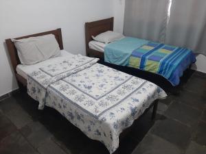 イトゥーにあるCasa com 3 quartosの部屋に並んで置かれた2つのベッド
