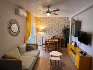 a living room with a couch and a table at Apartamento Tavernes Playa in Tavernes de Valldigna