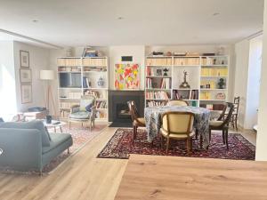 a living room with a table and chairs at Maison des Chevilles in La Châtre