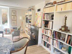 a room with book shelves filled with books at Maison des Chevilles in La Châtre