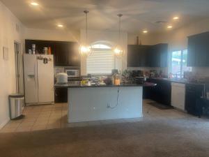 una cucina con frigorifero bianco e bancone di Private room in a beautiful house a Las Vegas
