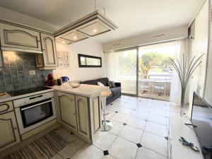 kuchnia z kanapą i stołem w pokoju w obiekcie Port Vincent - Appartement deux pièces avec piscine au Ponant MAE-1094 w mieście La Grande-Motte