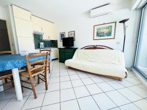 Kuchyňa alebo kuchynka v ubytovaní Port Vincent - Appartement dans résidence avec piscine MAE-1114