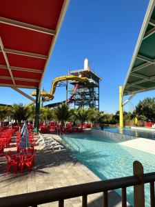 einen Pool in einem Wasserpark mit Achterbahn in der Unterkunft Piazza di Roma Apartamento 915 com parque aquático in Caldas Novas