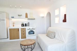 Panthea Suite Santorini - Private poolにあるキッチンまたは簡易キッチン
