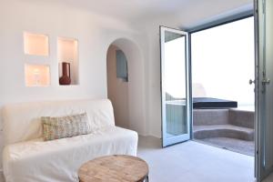 Panthea Suite Santorini - Private poolにあるベッド