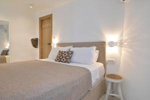 Panthea Suite Santorini - Private poolにあるベッド