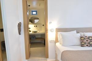 Panthea Suite Santorini - Private poolにあるベッド