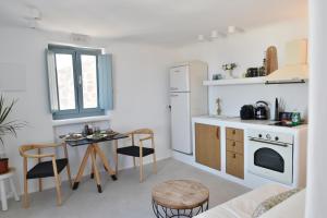 Panthea Suite Santorini - Private poolにあるキッチンまたは簡易キッチン