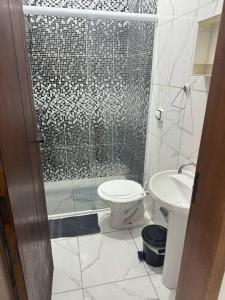ein Badezimmer mit Dusche, Toilette und Waschbecken in der Unterkunft Casa Aconchego 6min basílica in Aparecida + 8 Fotos