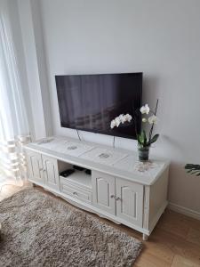 ein weißes Entertainment-Center mit einem Flachbild-TV darauf in der Unterkunft LUX Apartment Amazing View in Breslau