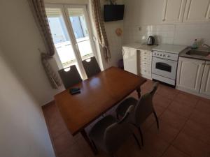 Kuchyň nebo kuchyňský kout v ubytování Apartments 501 - spacious and bright apartment on island of Rab + 37 fotografií