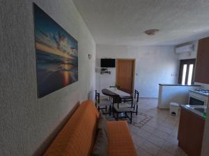 Μια τηλεόραση ή/και κέντρο ψυχαγωγίας στο Apartments 501 - Rab island oasis retreat