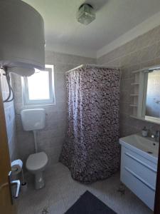 Ένα μπάνιο στο Apartments 501 - Rab island oasis retreat +85 φωτογραφίες