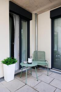 ウィーンにあるBOHO Studio with Terrace - Augarten - 10 min to Centerのパティオ(緑の椅子、テーブル付)