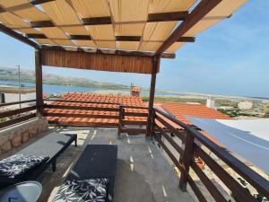 Balkón nebo terasa v ubytování Holiday House Pag