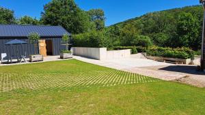 a yard with a fence and a building at Beutenaken Drie in Beutenaken