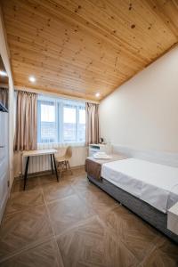 Ein Bett oder Betten in einem Zimmer der Unterkunft Chief Hotel