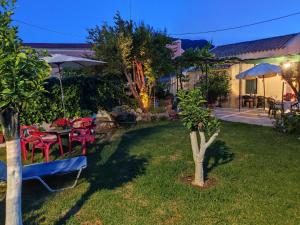 a garden with tables and chairs and a table and sidx sidx sidx at Rodia in Kynopiástai