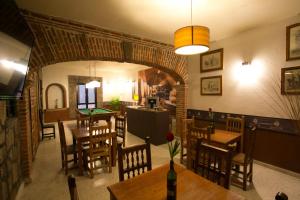 a restaurant with tables and chairs in a room at Hotel Casa de Vino in Tequisquiapan