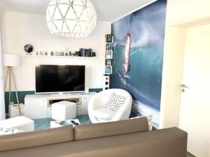Una sala de estar con un sofá y un televisor. en Seaside apartment in Prerow, en Prerow