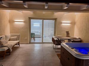 O zonă de relaxare la Luxury House & Spa in Baia Turchese vasca idromassaggio riscaldata con cromoterapia
