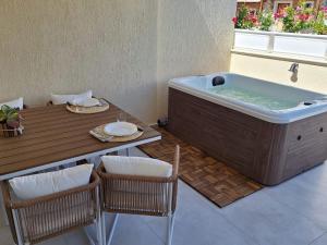 Imagine din galeria proprietății Luxury House & Spa in Baia Turchese vasca idromassaggio riscaldata con cromoterapia în Murta Maria