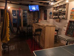 Setustofa eða bar á Amuya Hostel